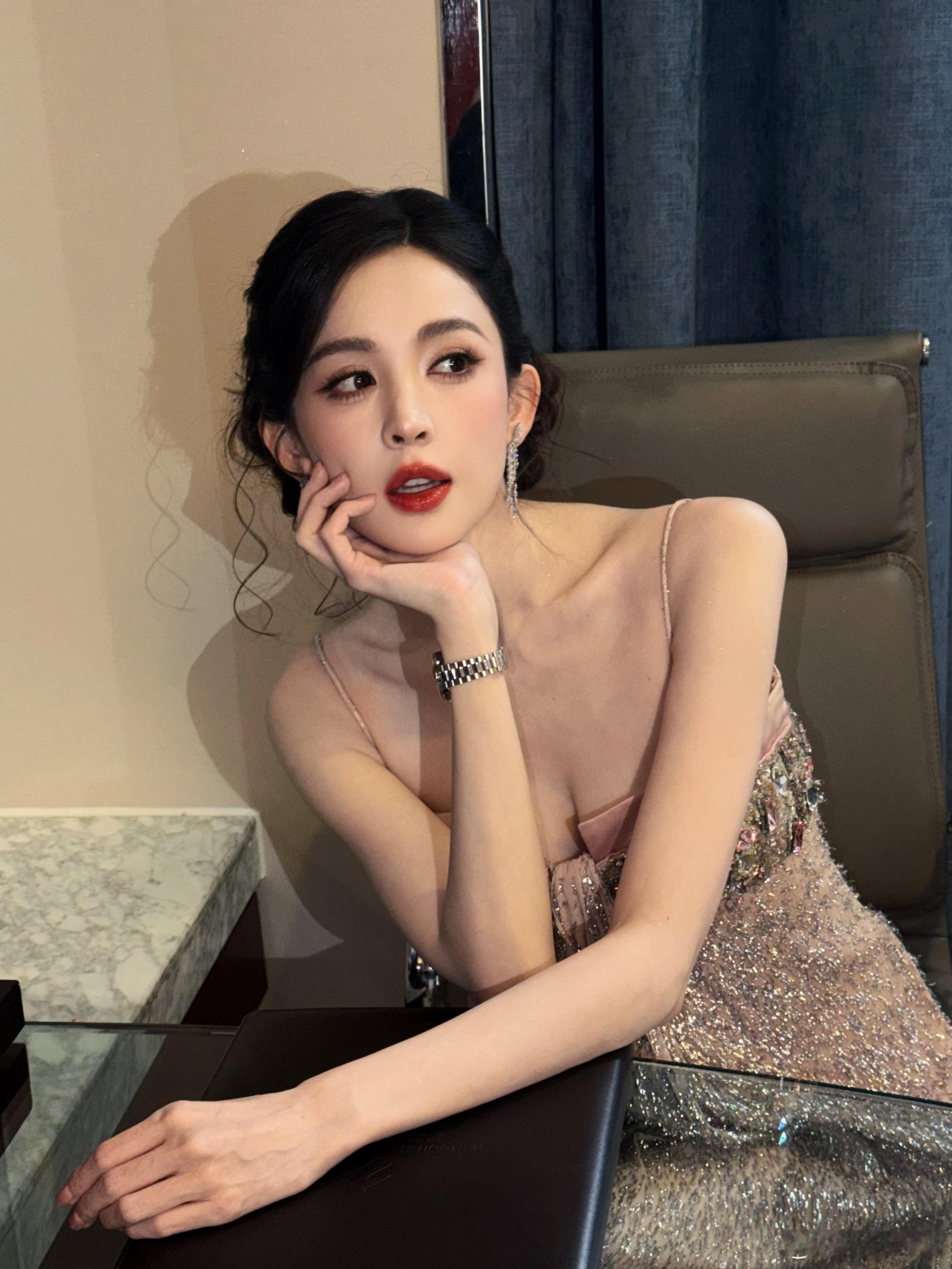 娜扎当真国色天香只能说美爆了 