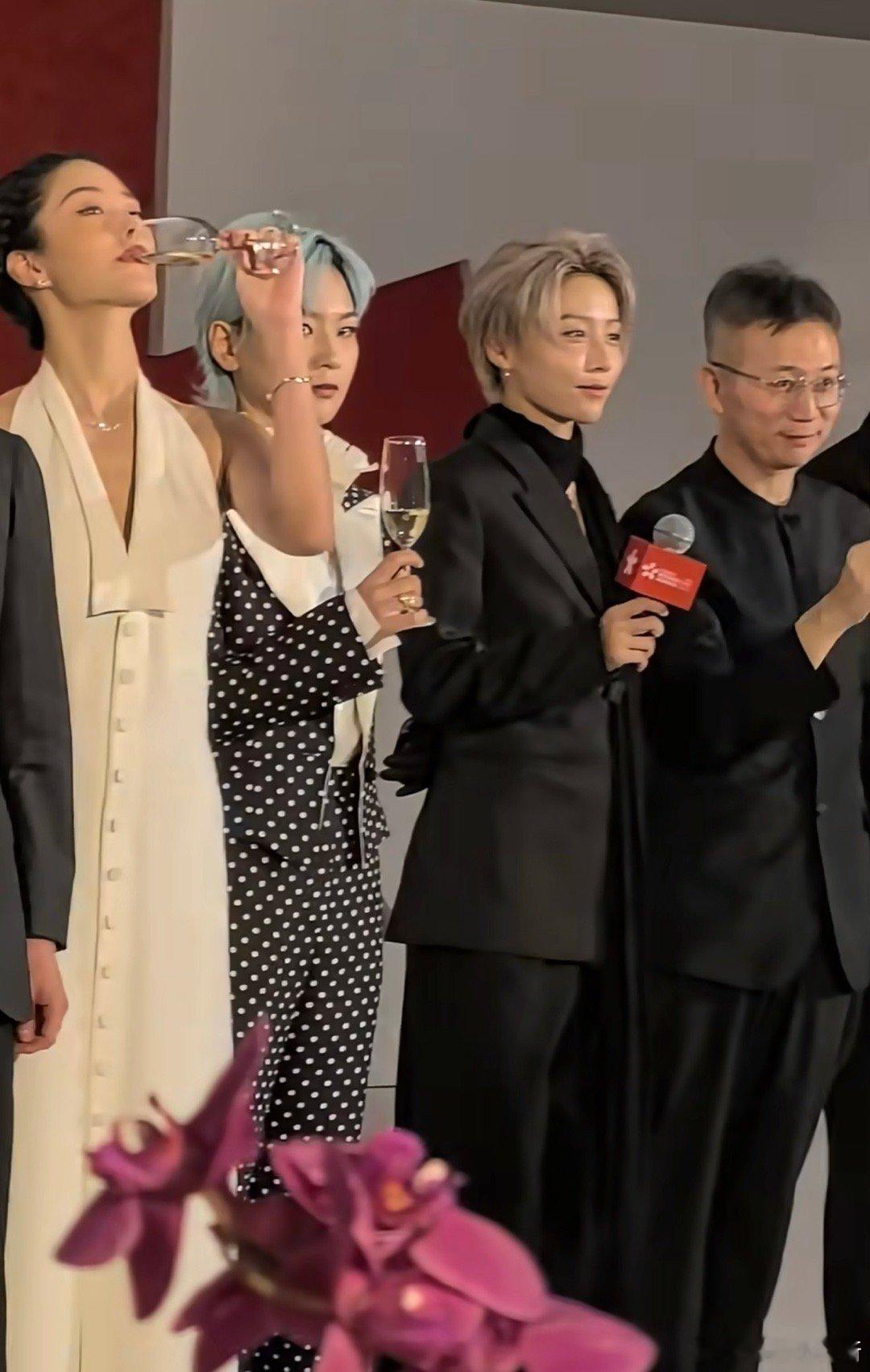 刘雨昕干杯干了个话筒举杯环节，大家都拿着酒杯，只有她手里是话筒，还跟着喊“干杯”