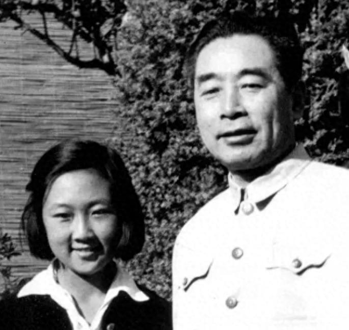 1964年，周秉德成婚时周恩来赠厚礼，邓颖超更感慨：娶她就像娶亲生女儿一样！
1