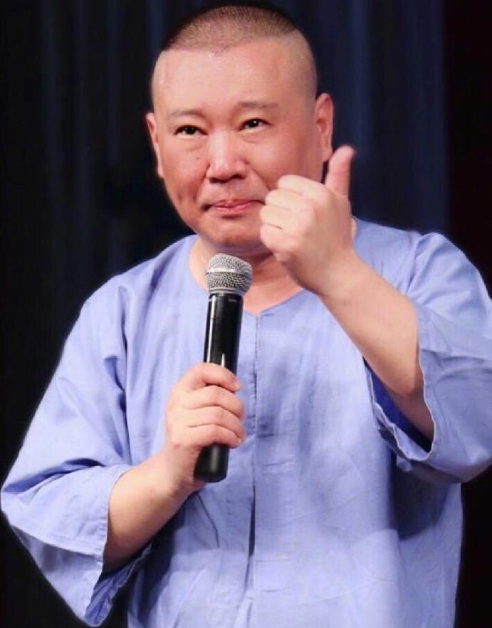 直播镜头怼脸拍 侯耀华突然感谢“仇人”。
72岁的他摘下眼镜揉眼眶：“戴志诚养了