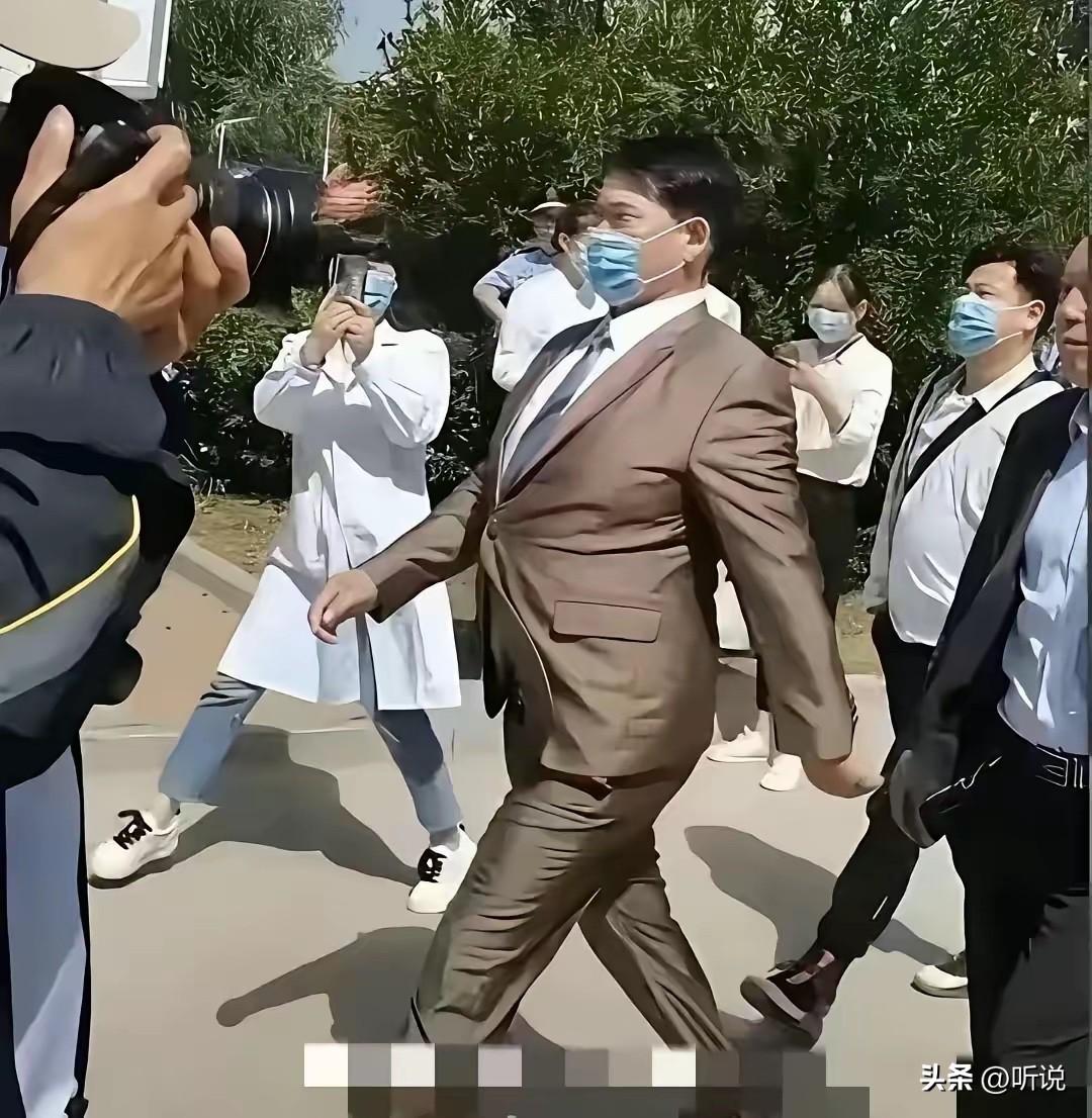 这步伐走的财大气粗，气势不输特朗普。