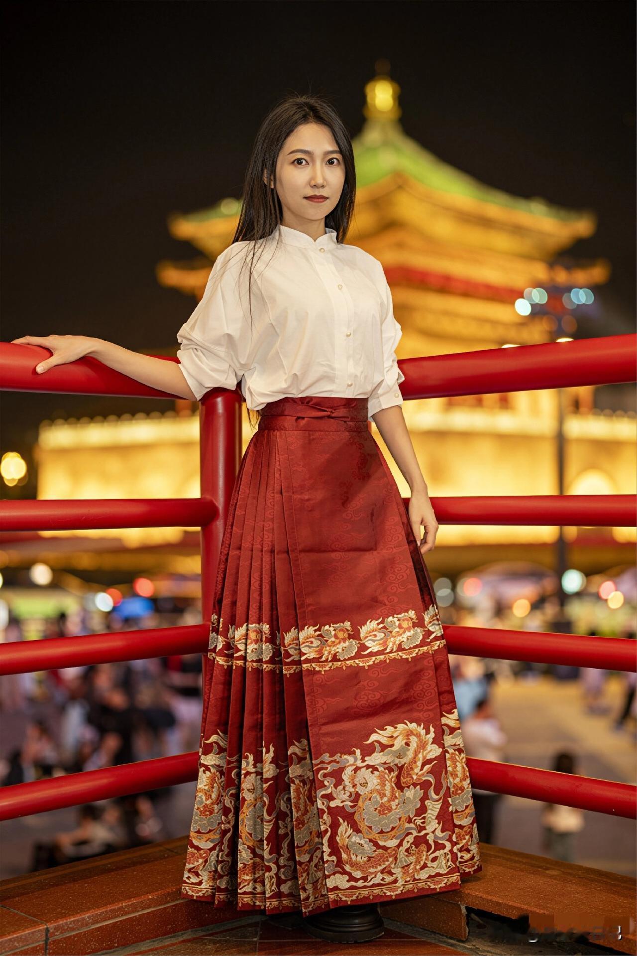 当马面裙撞上古建筑，才明白什么叫“行走的东方美学”

红墙下的一袭墨蓝，湖光里的