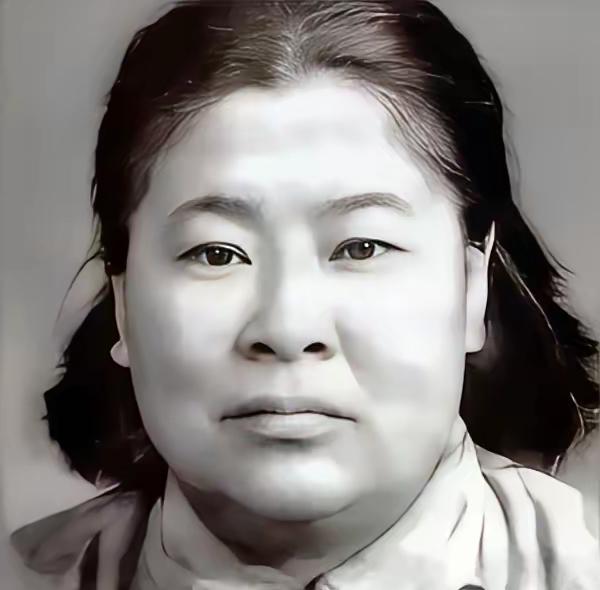 1935年，土匪黑七提出要与红军单挑， 何子友去迎战，她对黑七说：“比武如果我赢