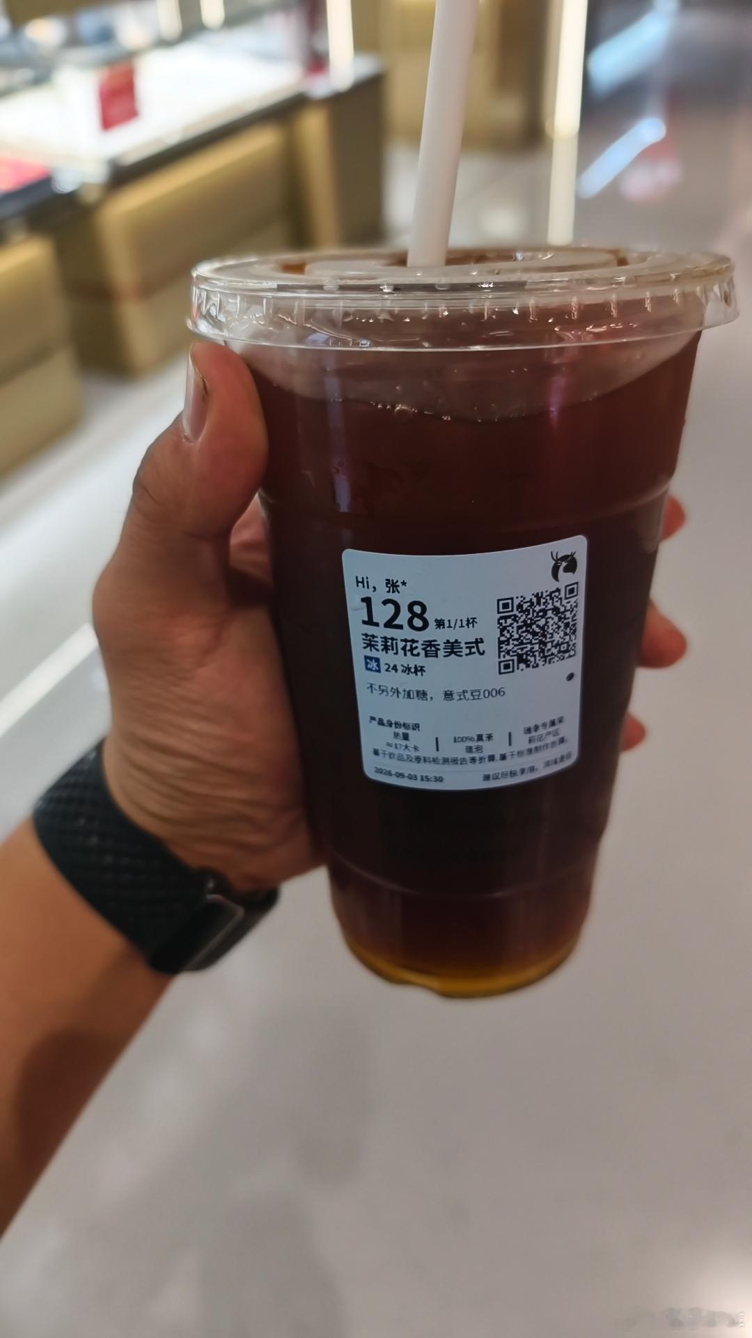 真心推荐瑞幸这个茉莉花香美式 虽然说茉莉花茶味并不是特别浓厚 但是能有淡淡回甘 