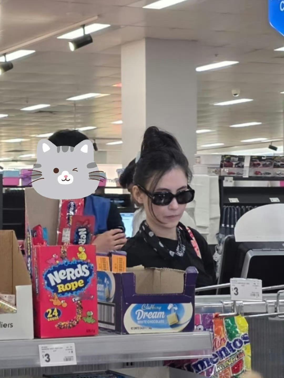 网友在澳洲偶遇张柏芝，随便一拍就是大美人！儿子在澳洲上大学，张柏芝这阵子都在那边