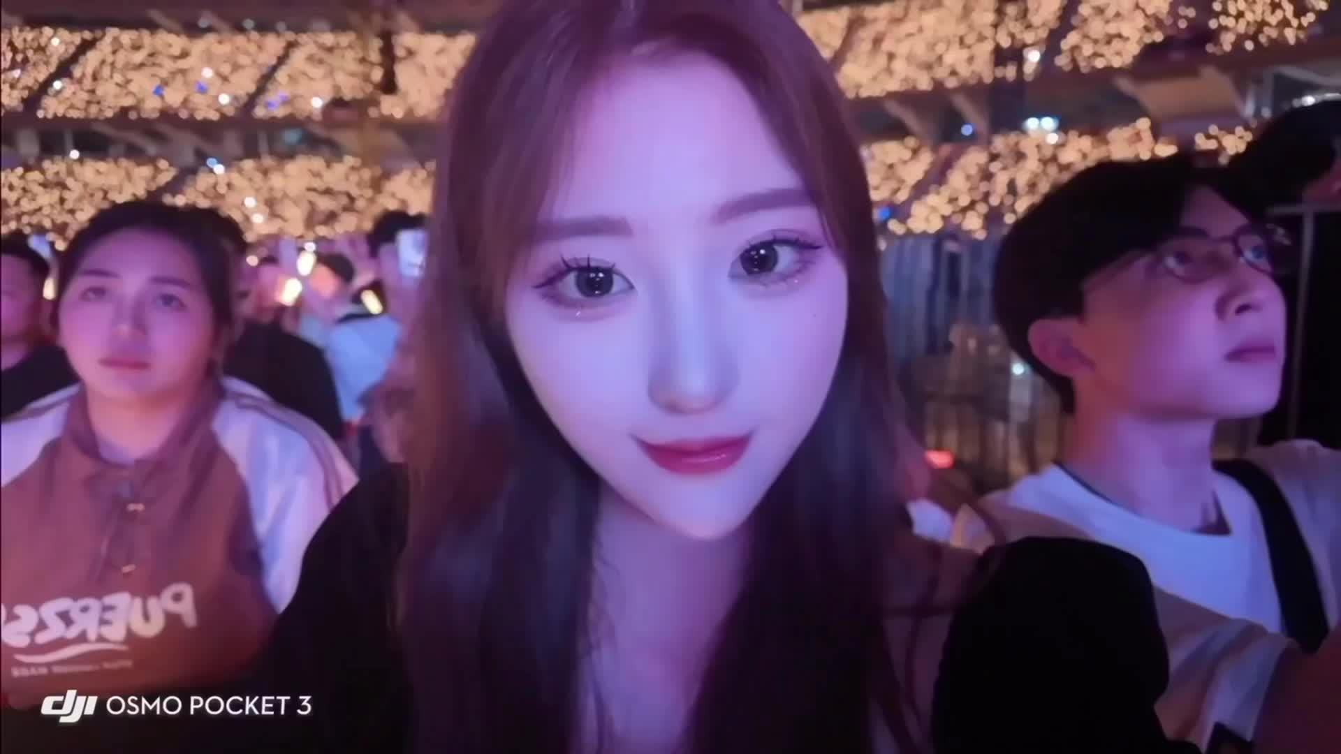 演唱会就是一个巨大的乌托邦 灯光暗下的那一刻 世界只剩下你和我  人总...