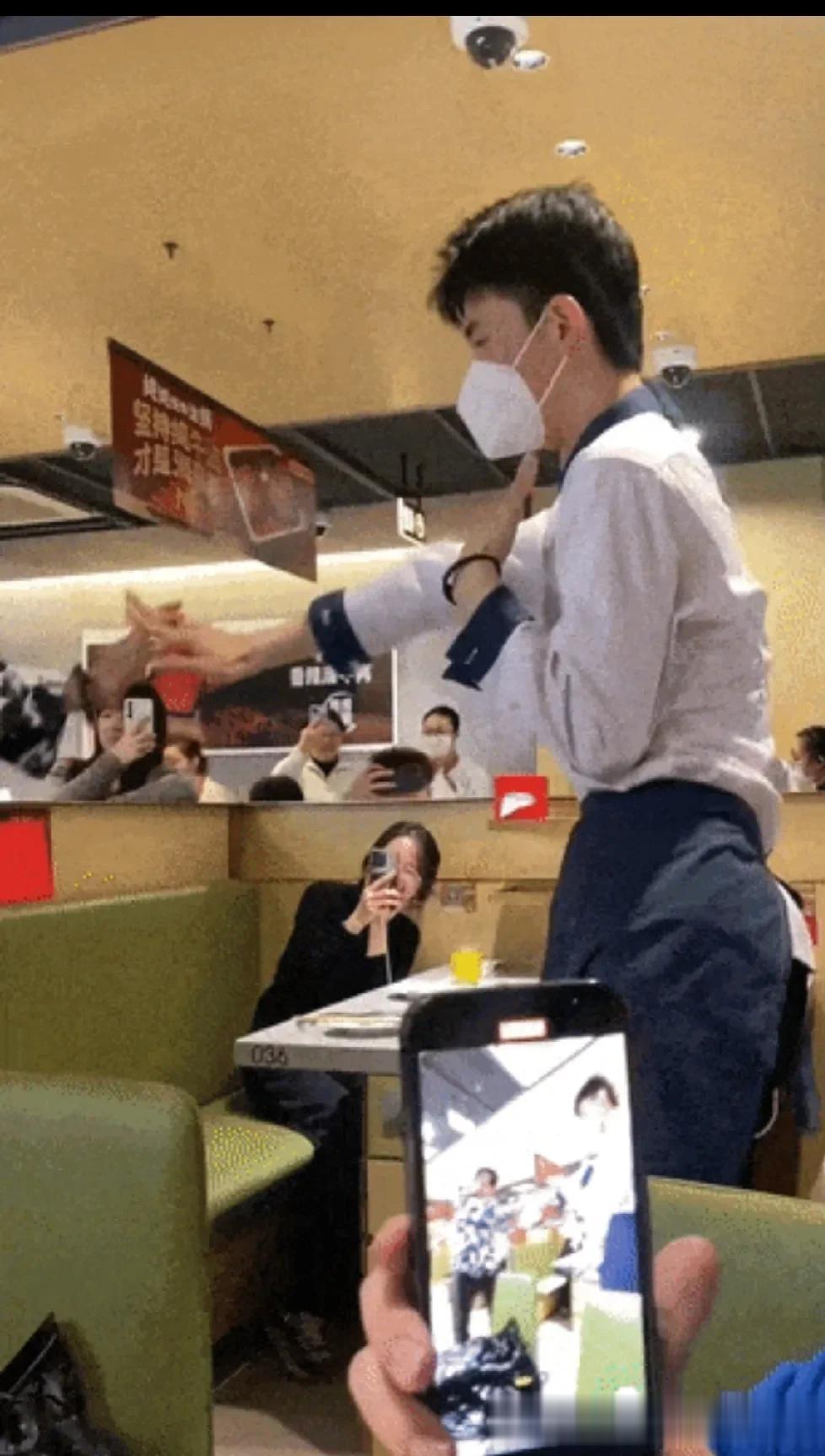 江苏无锡一海底捞门店员工因跳“科目三”舞蹈被通报表扬，并被奖励3000元。

公