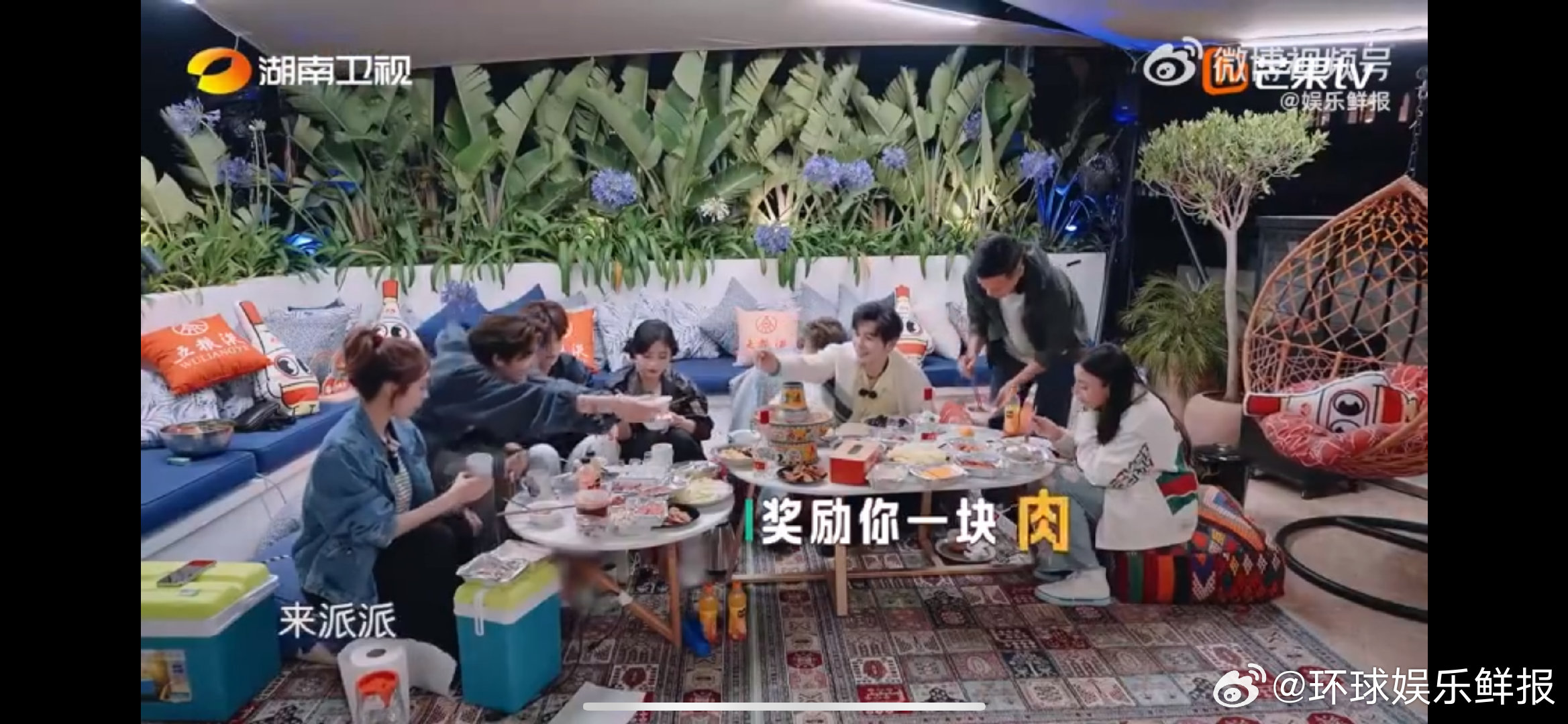黄晓明带孩子主打一个雨露均沾原来夸人真的有奖励！派派用实力证明，小丁用行动争取，