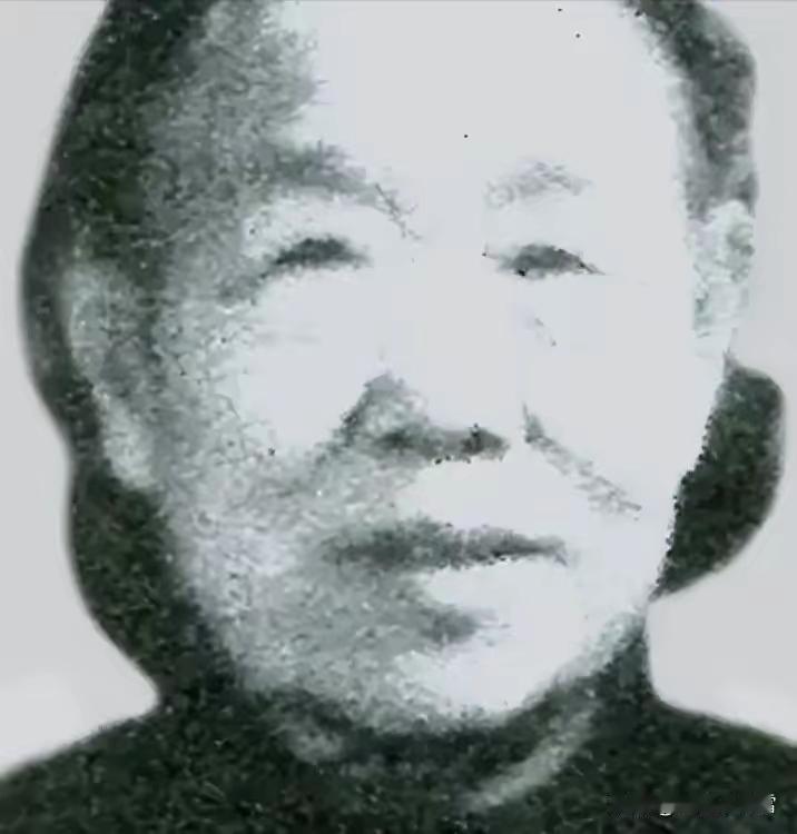 1956年在怀仁堂看戏的时候，毛主席忽然停了下来，转头问身边的周恩来：“当年给我