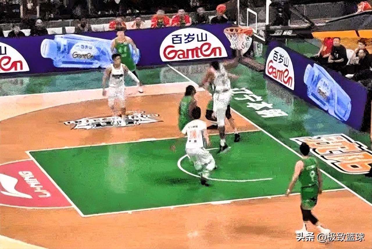 北京外援麦基真是太不给付豪面子了！在今日北京对阵辽宁的第二节比赛中，付豪篮下接球