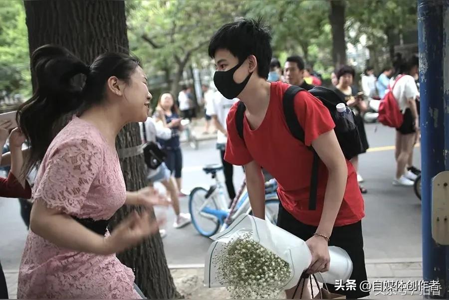 考场外的一幕温情画面，近日在网络引发广泛热议。奔赴考场的少年终于结束连日奋战，踏