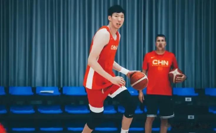 中国男篮23分惨败给塞尔维亚，看过比赛，这2人必须挨批！

1，“大魔王”周琦，