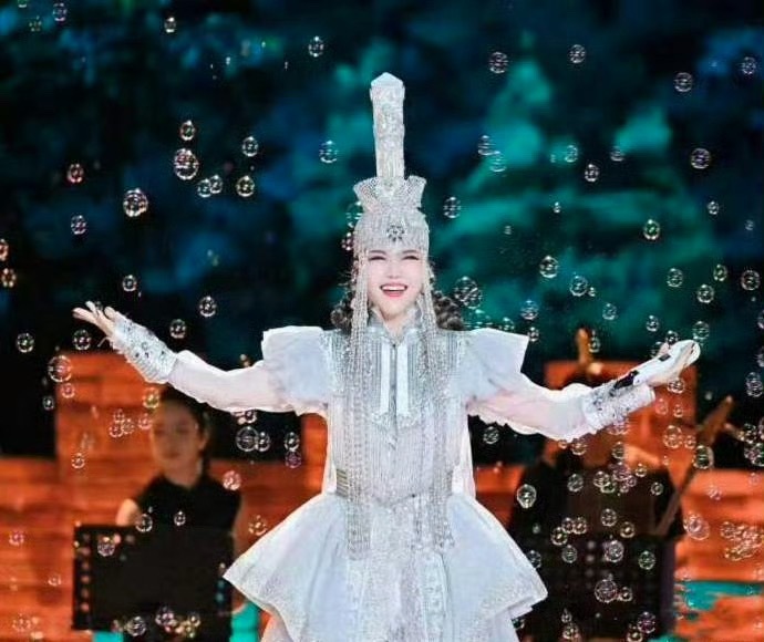 乌兰图雅人气乌兰图雅人气好高啊🤔，排名直接第五，期待姐姐浪姐的精彩舞台！乘风2