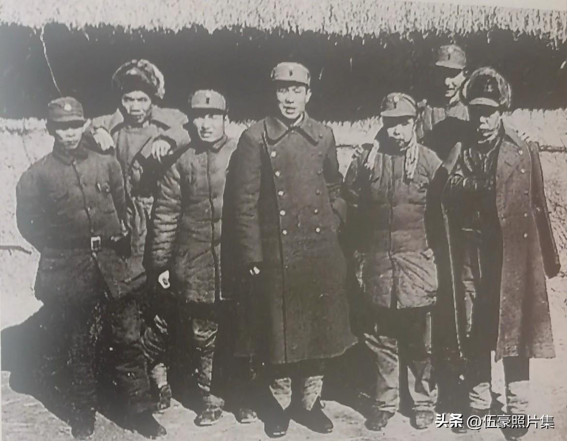 1944年，苏北抗日根据地部分干部合影。左起：彭明治（第七旅旅长）、吴信泉（第十