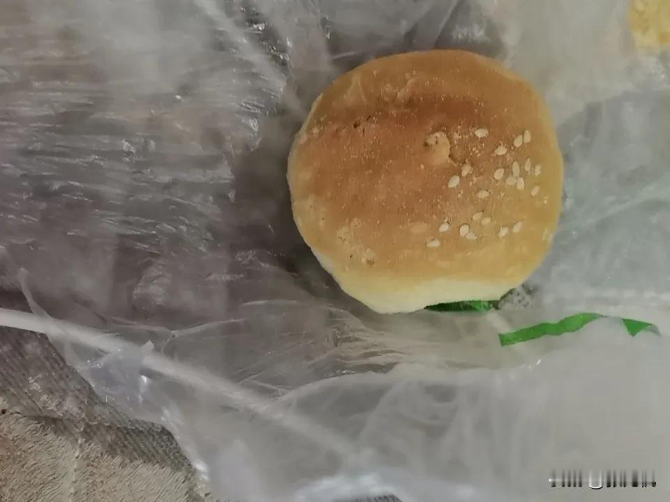所以说啊，都吃不了几个就口干舌燥的。
要泡水喝才行啊。
泡水喝完美的解决了口干舌