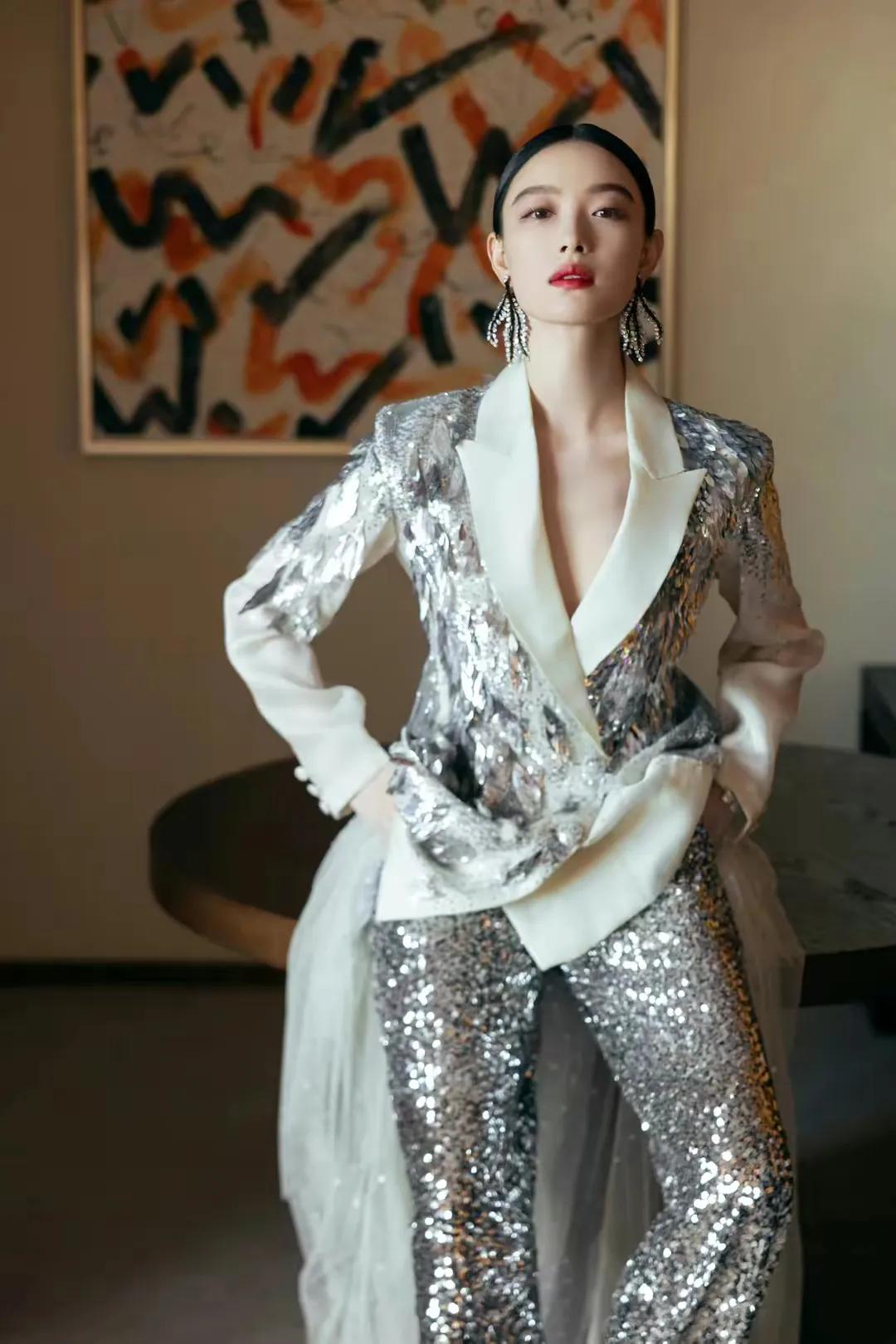 倪妮参加第十八届中国长春电影节获得“金鹿奖”，倪妮凭借《消失的她》这次获得第十八