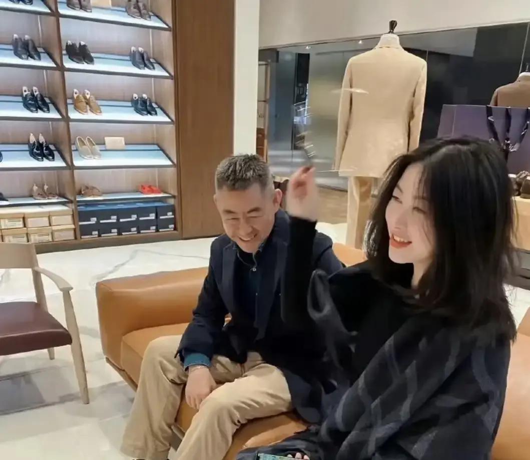 梨涡杀疯了！她爸才是真顶流
 
朱珠每次走红毯，弹幕都在刷：这脸是拿基因彩票换的