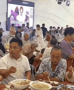 这不像是摆拍，感觉是结婚吃大席，大家都随了份子钱，这个穿白衣服的人，凭什么把菜都