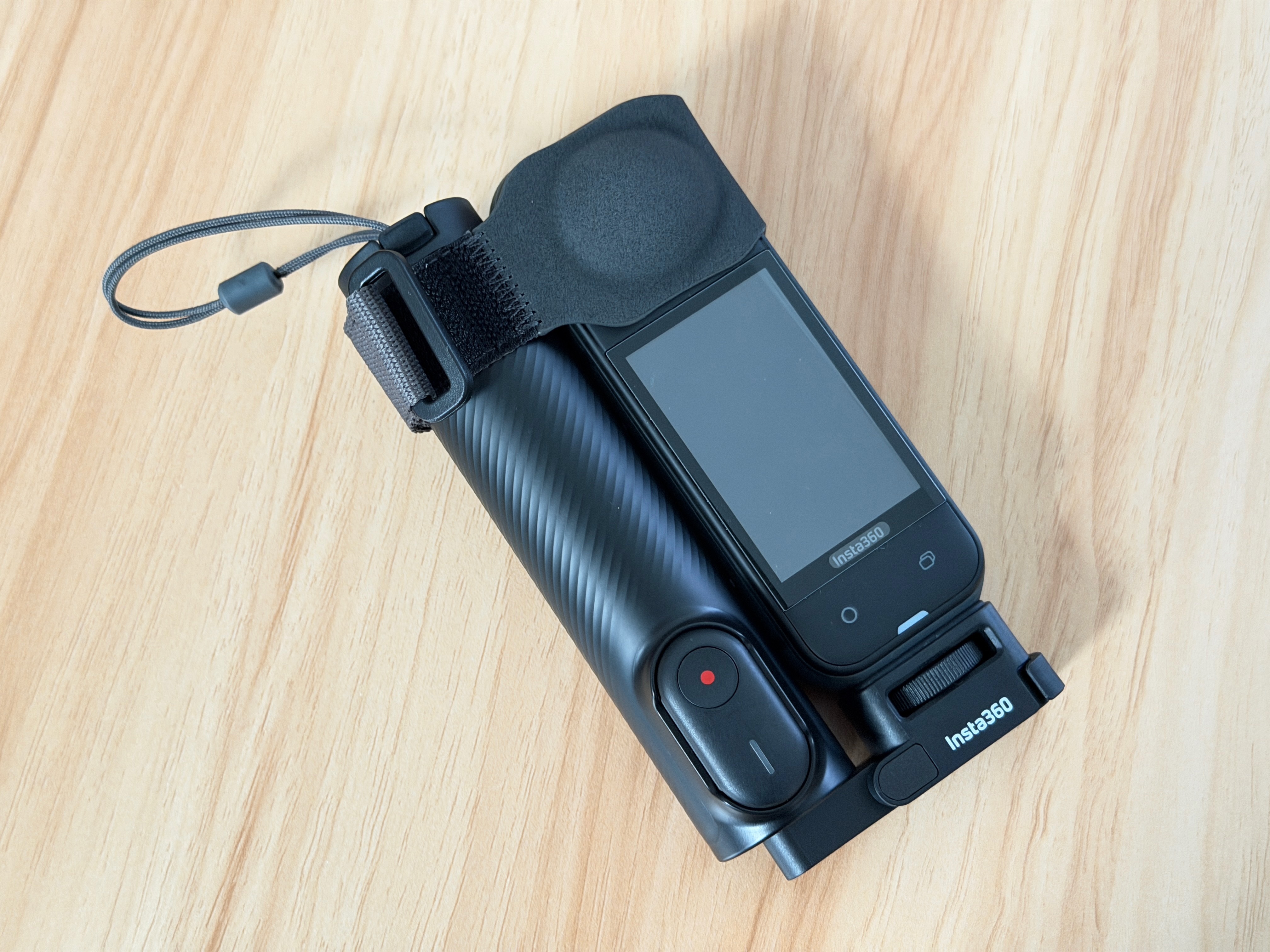 影石的配件设计还挺有意思，在实体店里看到了这个360相机折叠支架，拿下。店里还有