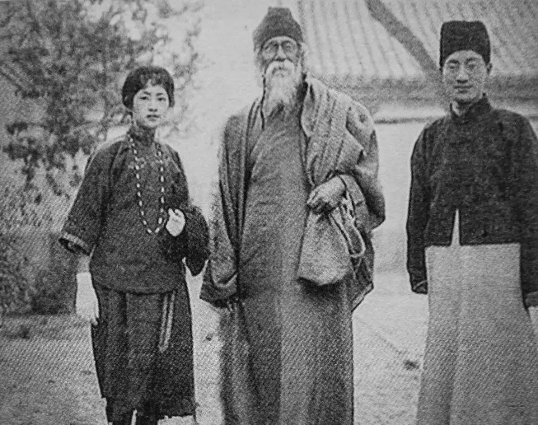 1924年，泰戈尔访华，苦追林徽因2年没有结果的徐志摩，想请他老人家为自己牵桥搭