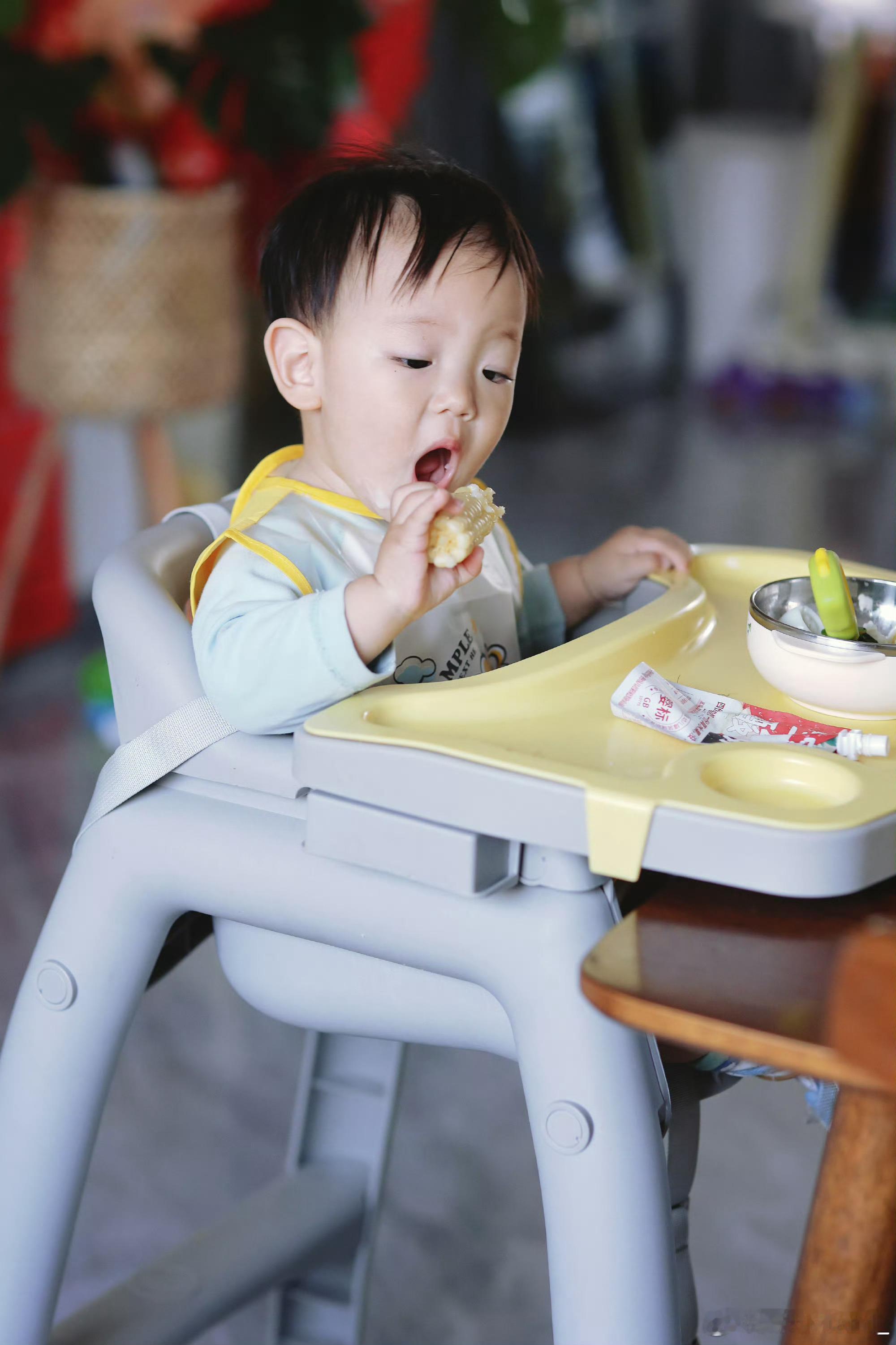 老人最需要的安全三件套是什么  经常我在厨房忙着炒菜，弟弟噔噔噔跑过来抱住我的腿