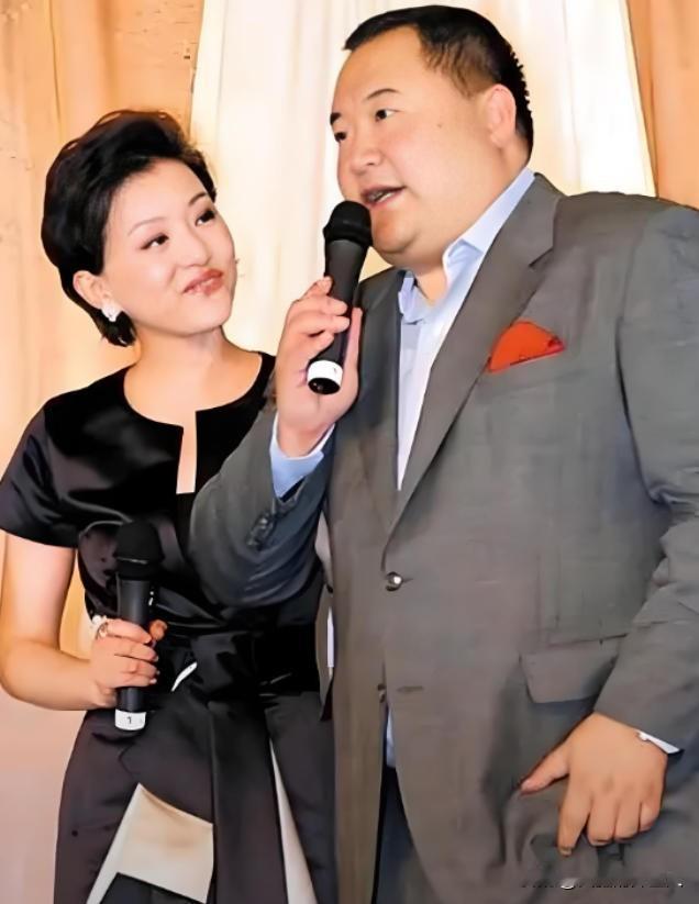 1995年，杨澜留学回来，要和月薪2000元的老公离婚，她老爸劝她：一兵对你那么