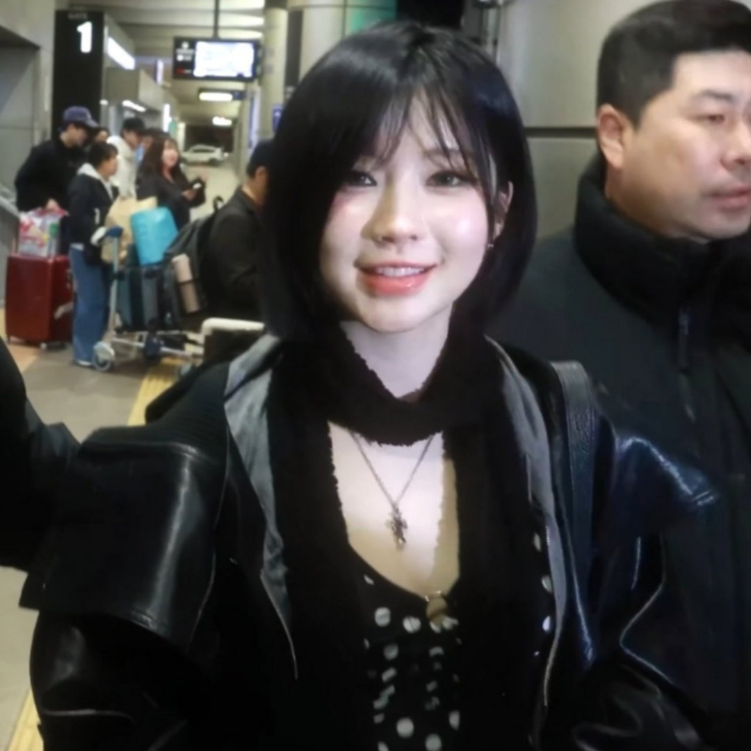 谁敢信这是一个爱豆 随便一截就是愁照 能不能好好打扮打扮自己 头发跟流浪汉似得 