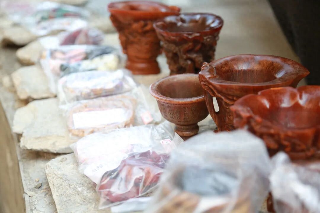 大连80岁老人三年花费40万元，买了近万件！一个直播间里最多