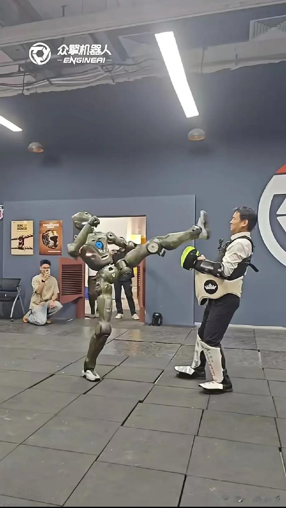 机器人确实厉害，用不了多久干翻大部分猛男应该不在话下，但它有个致命的东西，续航，