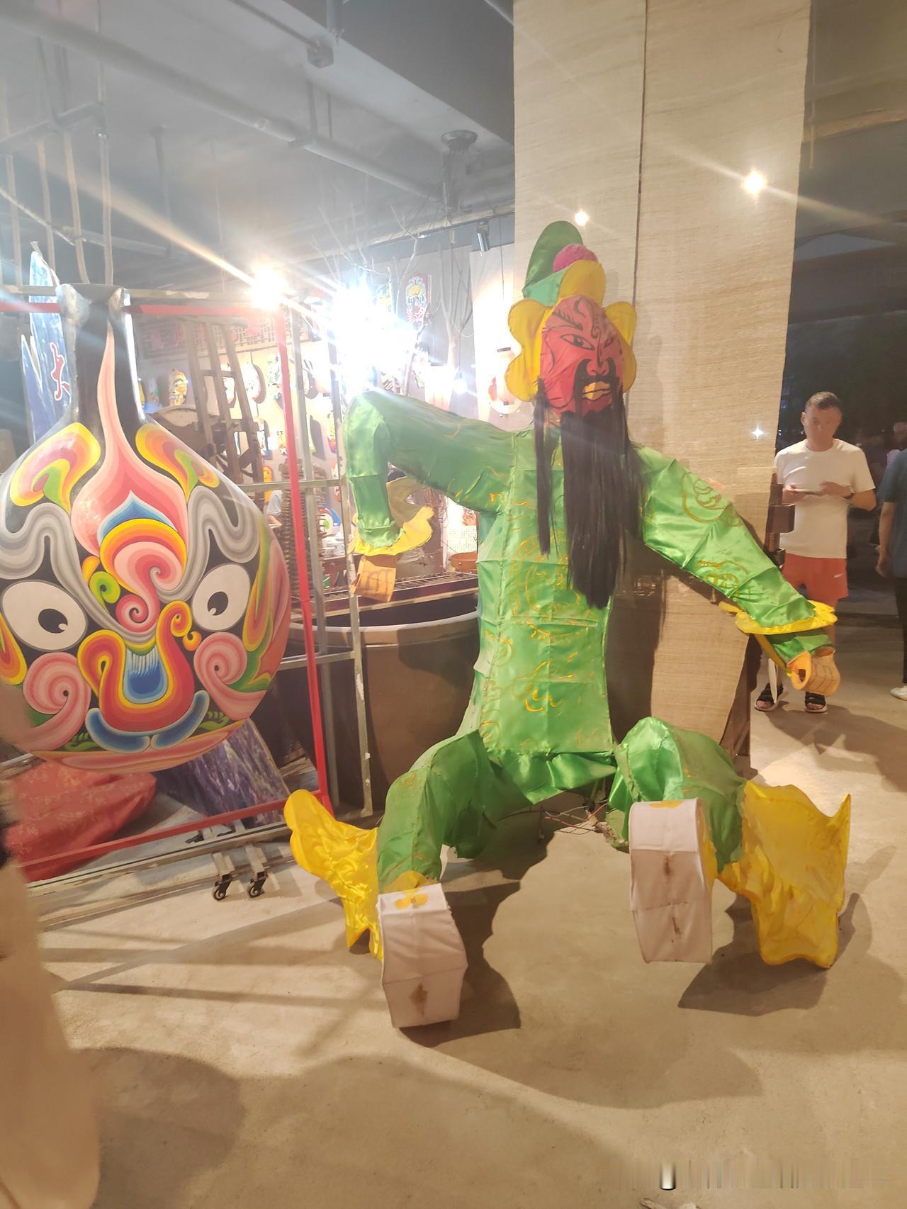 谁家祖上还没个皇帝？
赵家——赵匡胤建立宋朝。
钱家——钱镠建立吴越国。
孙家—