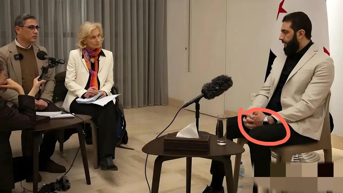 朱拉尼去美国访问，接受记者采访时，带了一块漂亮的表，跟他去沙特带的表不一样。
媒