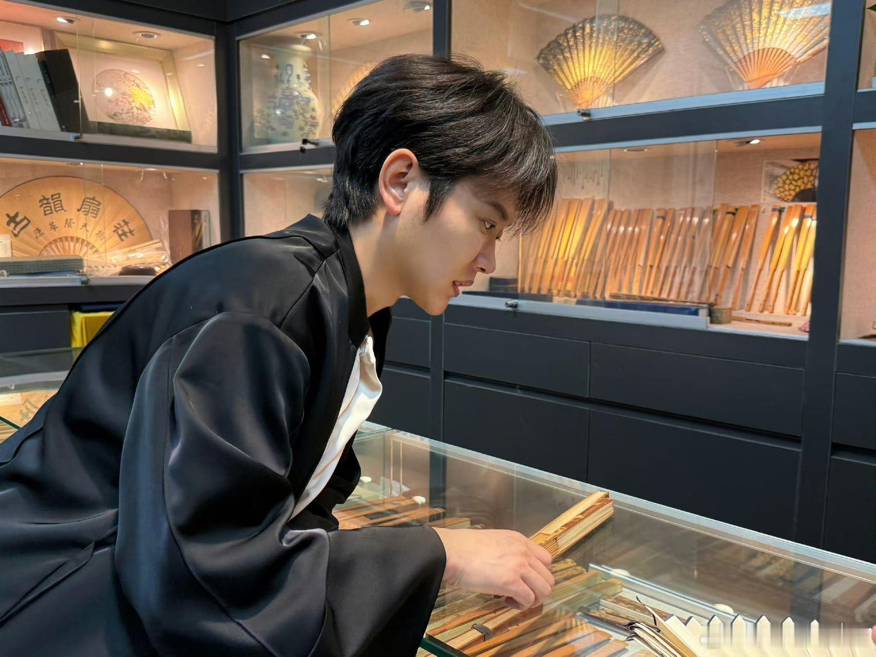孟鹤堂的阿贝贝是扇子 谁还没被孟鹤堂和折扇的故事打动啊！十七年里，折扇在舞台上陪