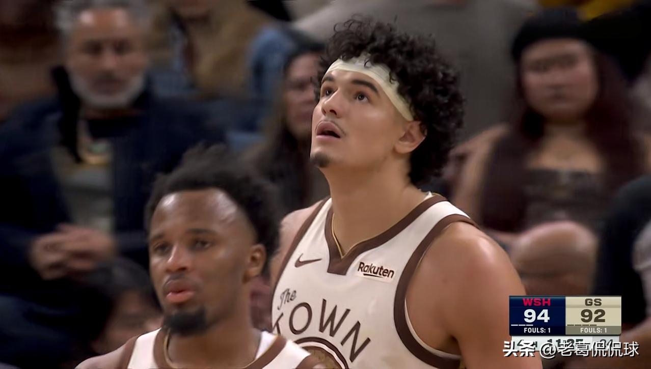 勇士大将桑托斯真是越来越出彩了！在今天勇士主场以131：126力克奇才的比赛中，