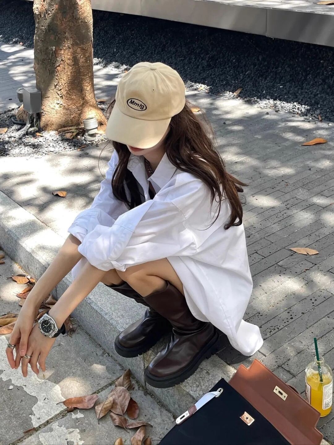 年轻时以为真心无敌，后来才明白：最痛的清醒，都是用天真换的。曾经以为只要拼命对一