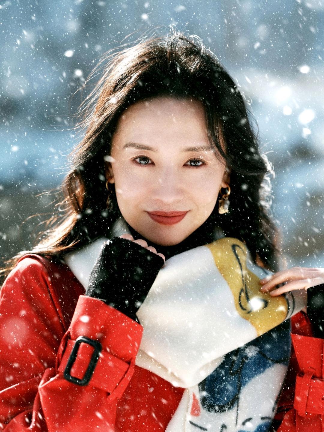 当皑皑白雪遇上热烈红裙，董洁用一组冬日随拍，把清冷的冬天拍出了温暖的氛围感。
