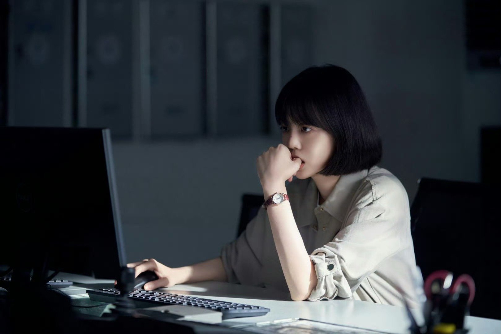 李溪芮重回古装赛道谁懂啊！李溪芮回归古装赛道，新剧《2099》开播就放大招，AI