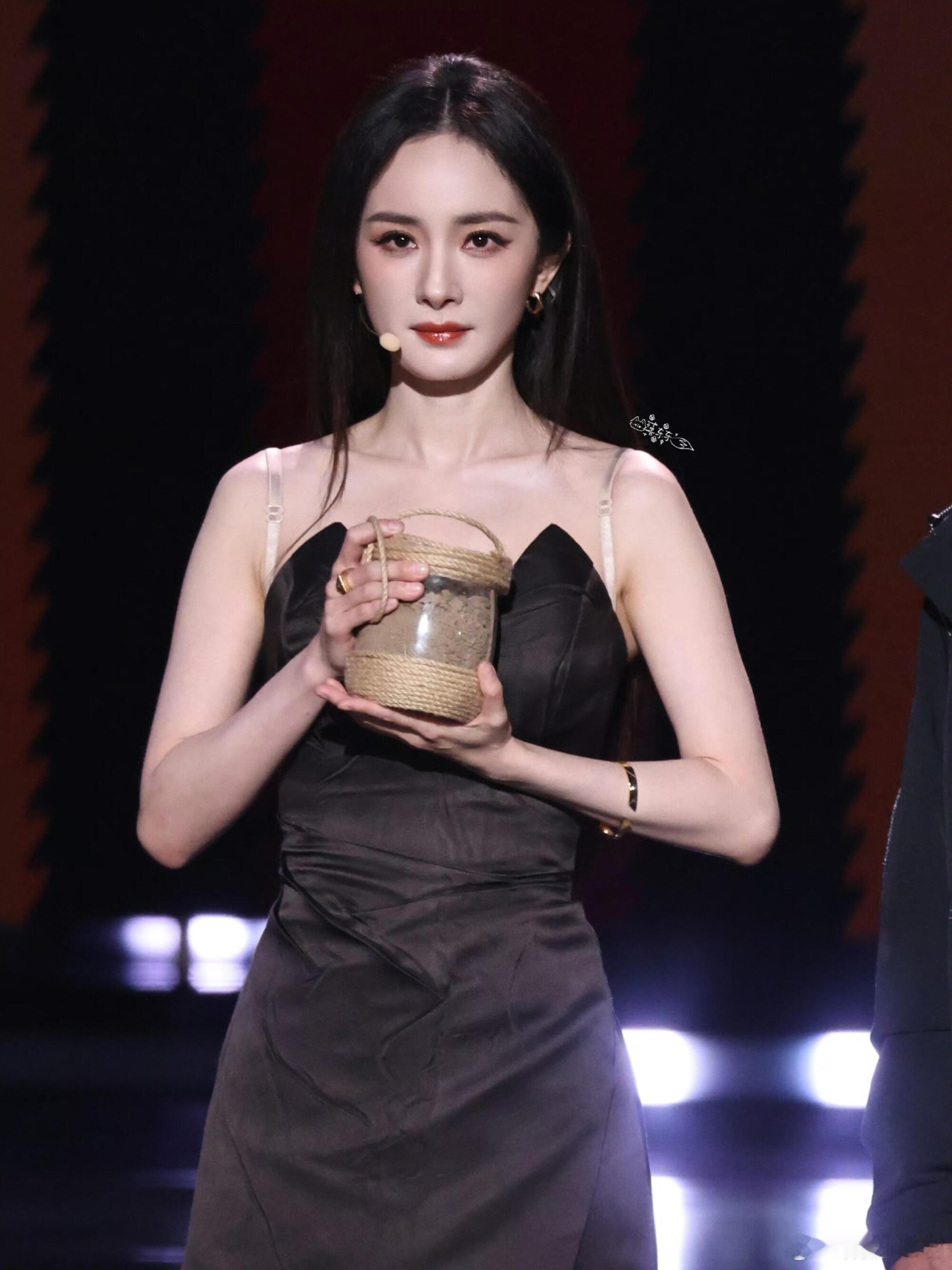 杨幂 荣获CMG第四届中国电视剧年度女演员！再次恭喜杨幂荣获总台视后！！！苦尽甘