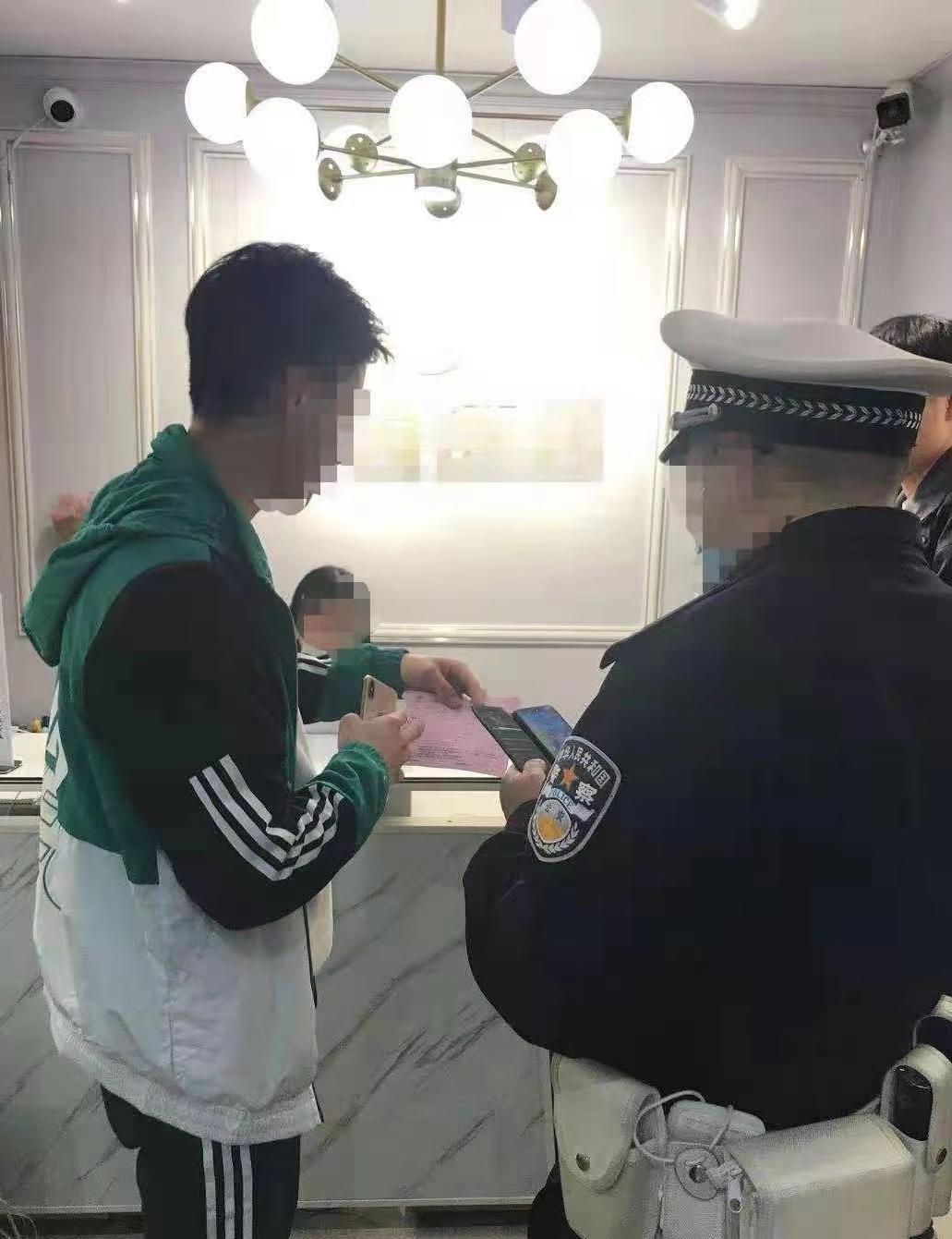 15元买过期避孕套索赔1000元，湖南小伙维权引热议
 
湖南小伙小陈带女友旅游