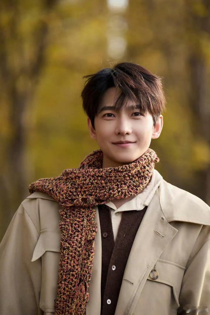 杨洋怎么还长十年前的样子杨洋这状态也太绝了吧✨十年前后同框，青涩褪去，从容感拉满