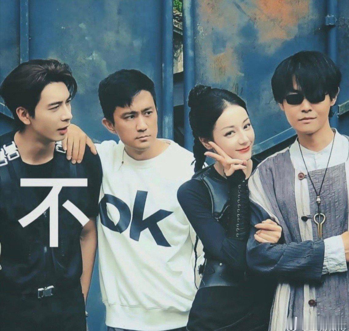 呦？邢深还会笑呢？聂九罗挽着邢深比耶，炎拓表示不ok！ 