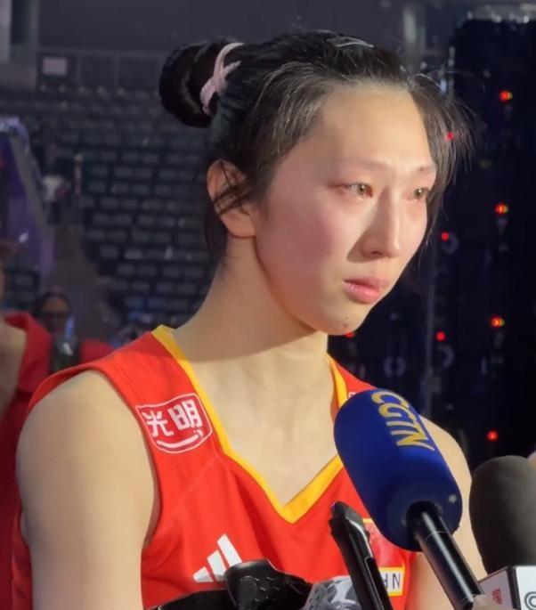 “小吴姐”最大的特点就是一接受采访就爱满嘴胡咧咧，赢球时有的没的满嘴跑火车，一旦