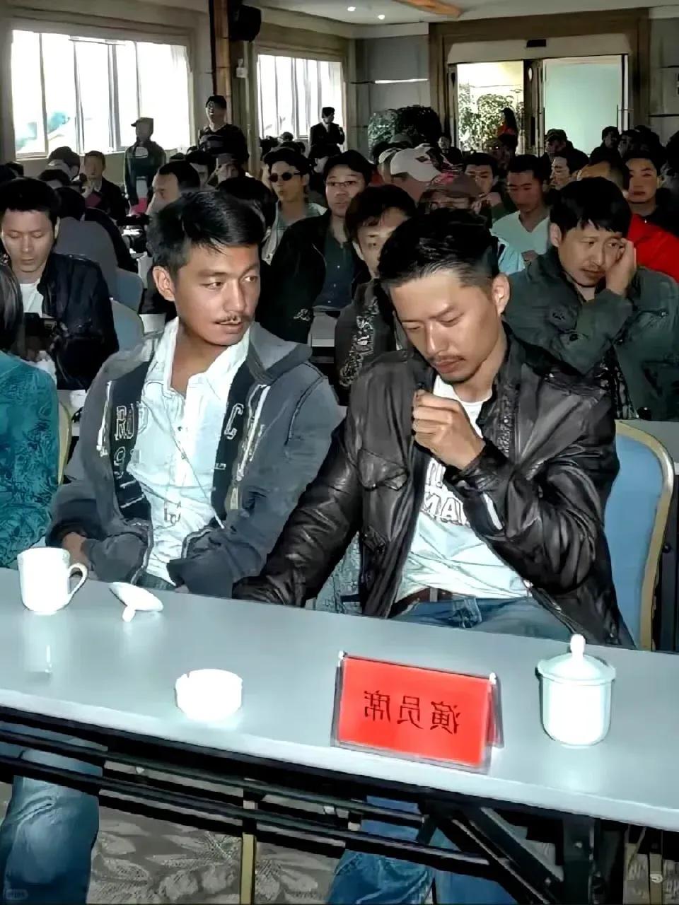 你仔细看一下照片，就会认出演员段奕宏、邢佳栋、张国强、张译、李晨，根据照片分析，