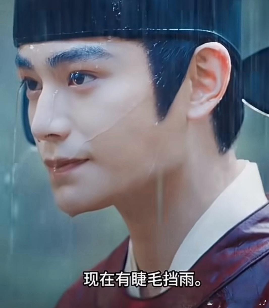 丁禹兮眉骨遮阳睫毛挡雨“眉骨遮阳”指其高挺的眉骨在眼窝处投下阴影，犹如天然墨镜，