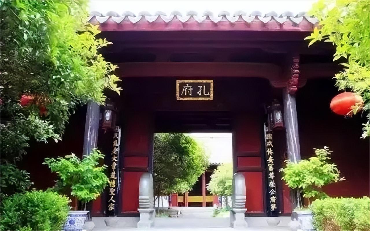 在一个风和日丽的午后，孟子结束了一天的讲学与思辨，踏着轻快的步伐回到了家中。家中