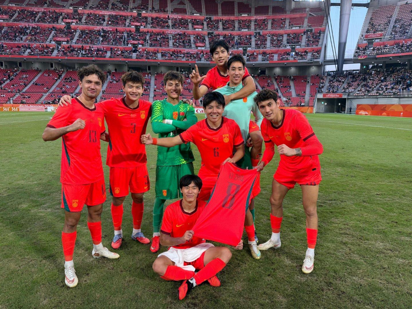 中国u23男足小伙子们在拿到铜牌后，亮出在亚运会前受伤，未能参加亚运会的中场球员