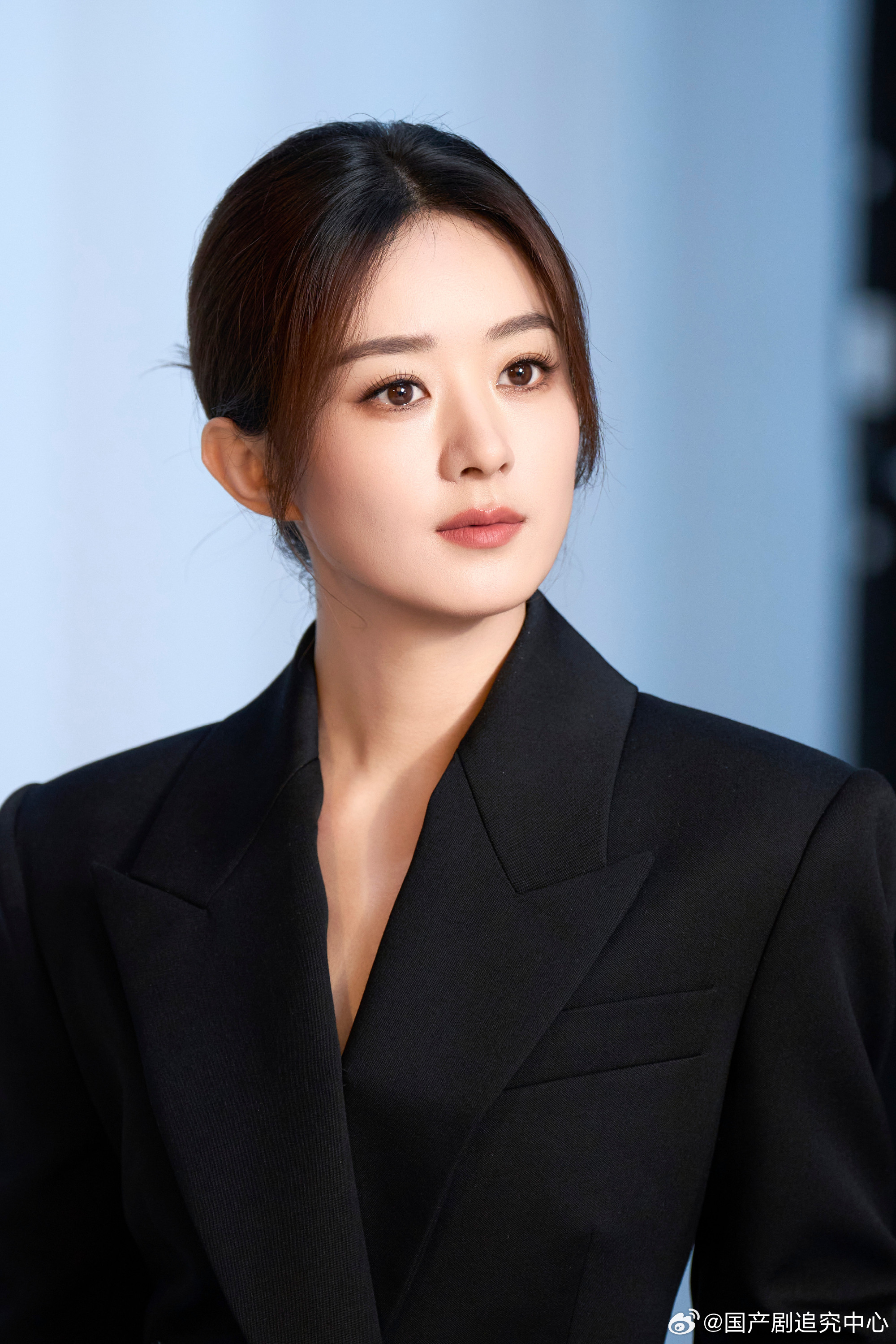 1、赵丽颖下一个接触的比较深的项目是电影《浮华之上》，顺利的话上半年开机，接下来