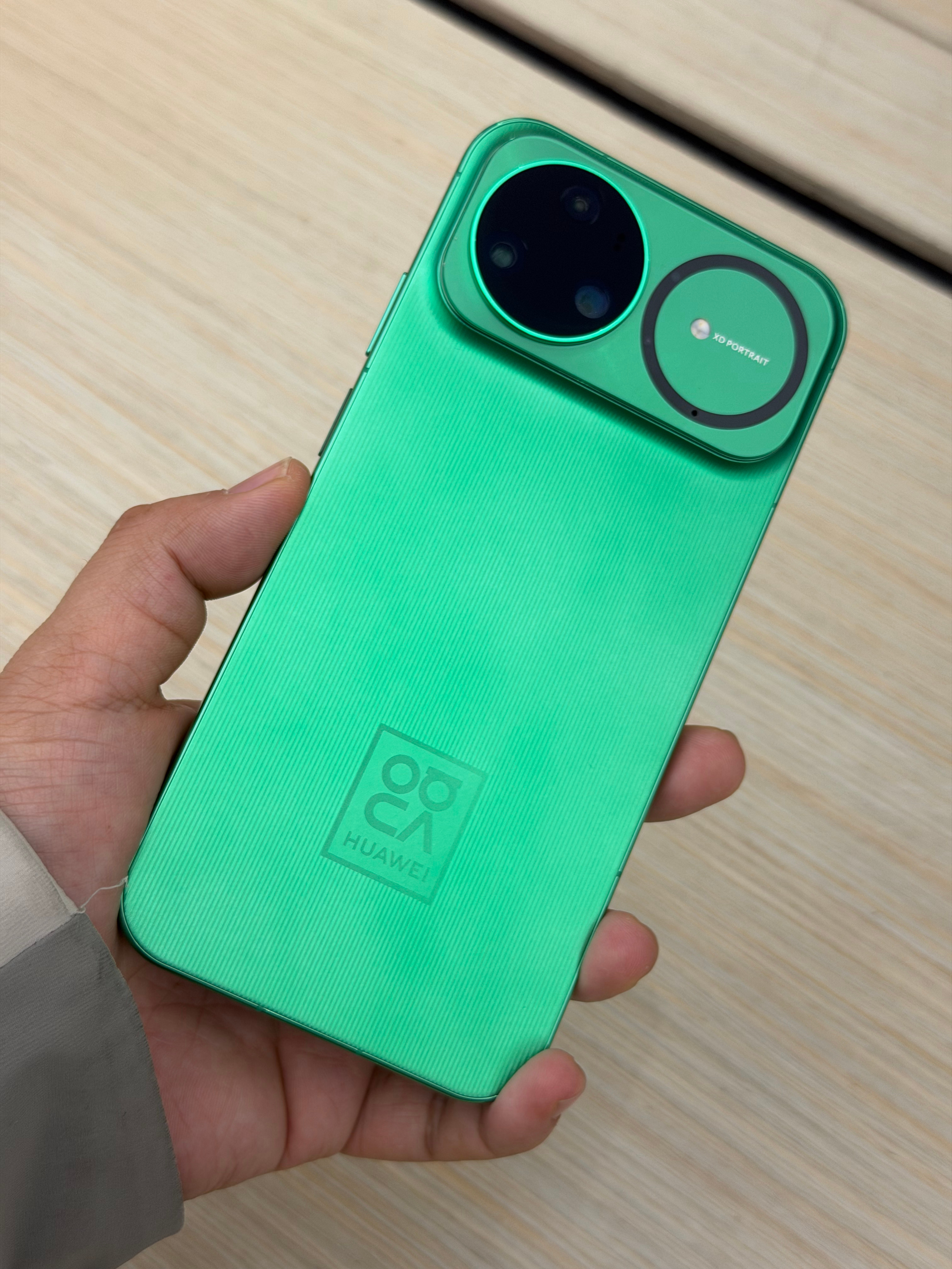 华为nova15 Ultra比上一代好看不少，明显很轻薄，手感和质感都不错，带感