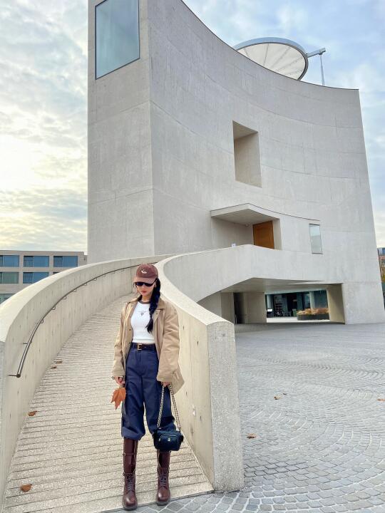 阿那亚九期拍照的miumiu风女孩儿