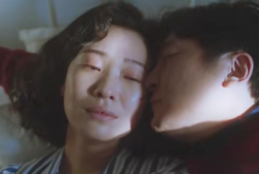 不太懂这个编剧，为何会让《老舅》中老舅妈下线。

一下子让很多观众意难平。

这