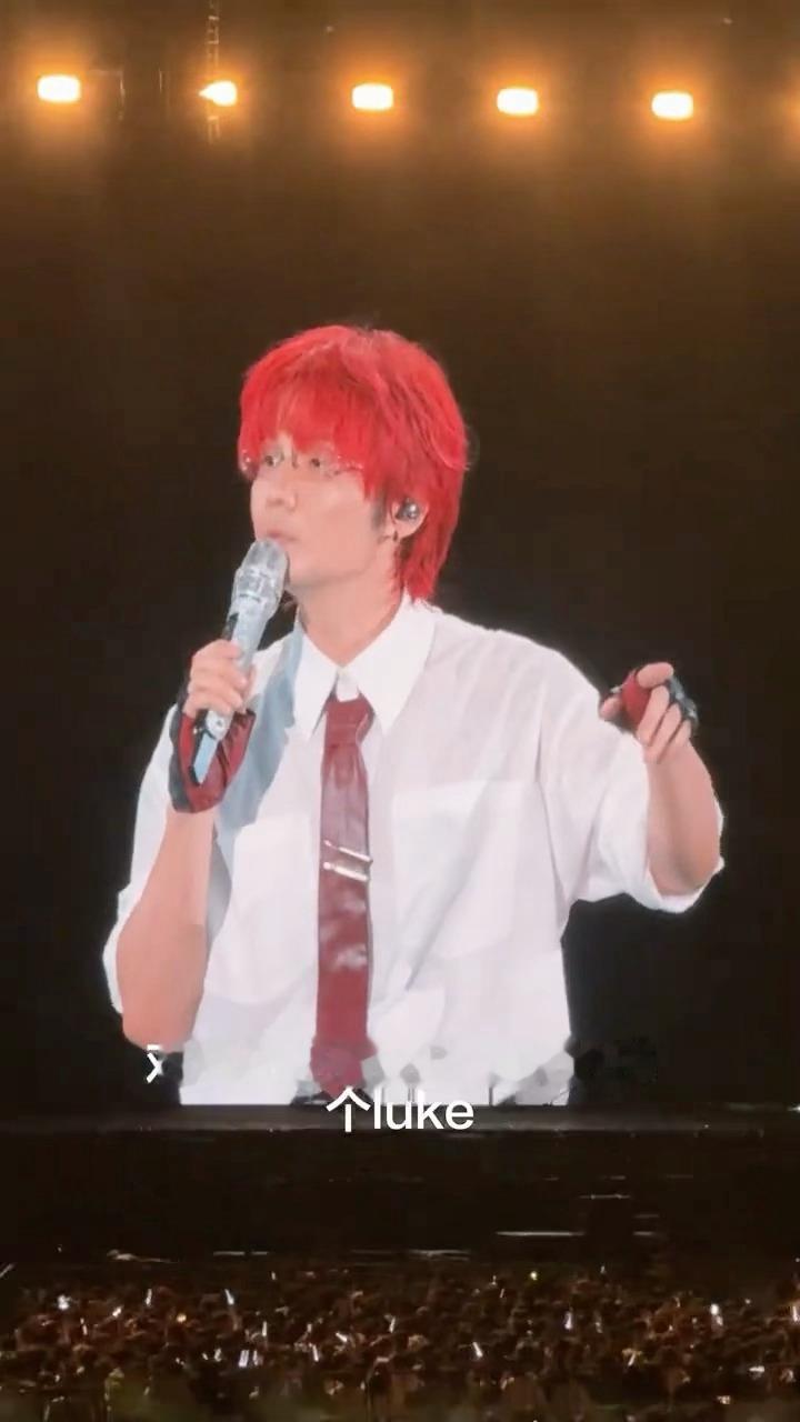 感情好好的两位井柏然刘雯去看李荣浩演唱会井柏然刘雯一起看李荣浩演唱会了 ​​​